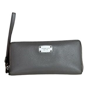 MICHAEL KORS - Stone Grey Leather Jet Set Zip-Around Wallet Wristlet